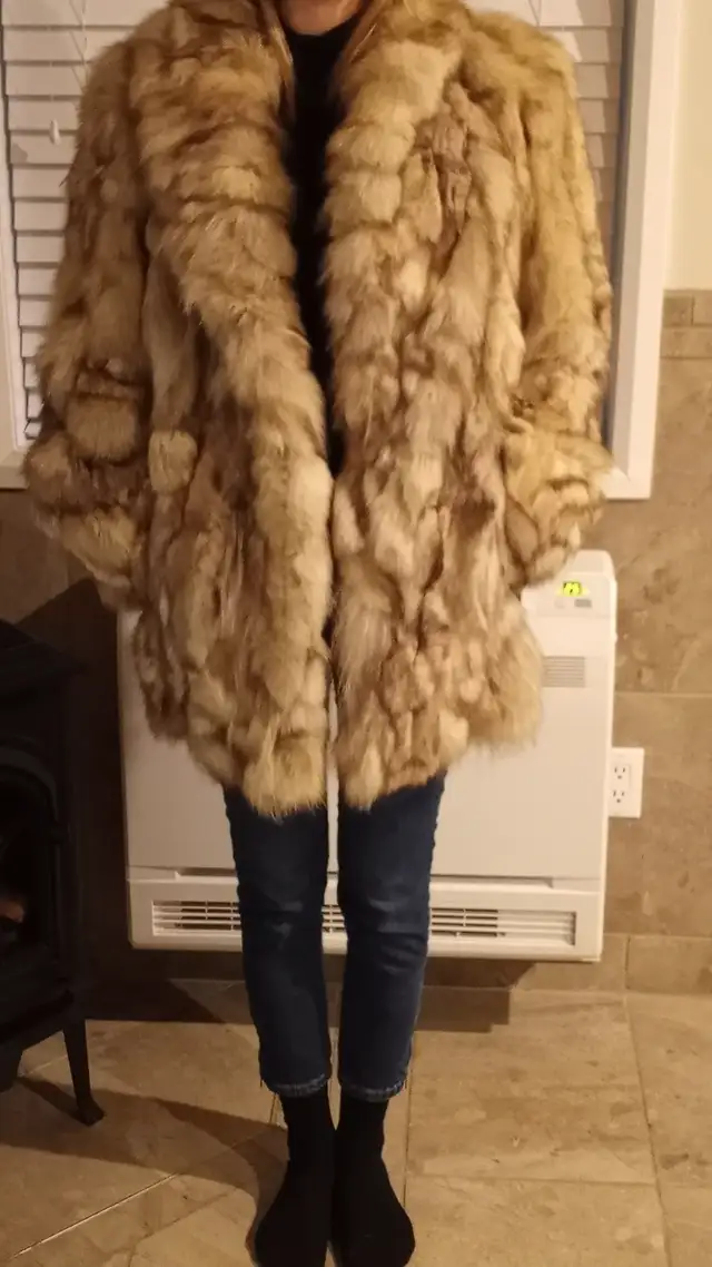 Manteau de fourure in Women's - Tops & Outerwear in City of Montréal - Image 3