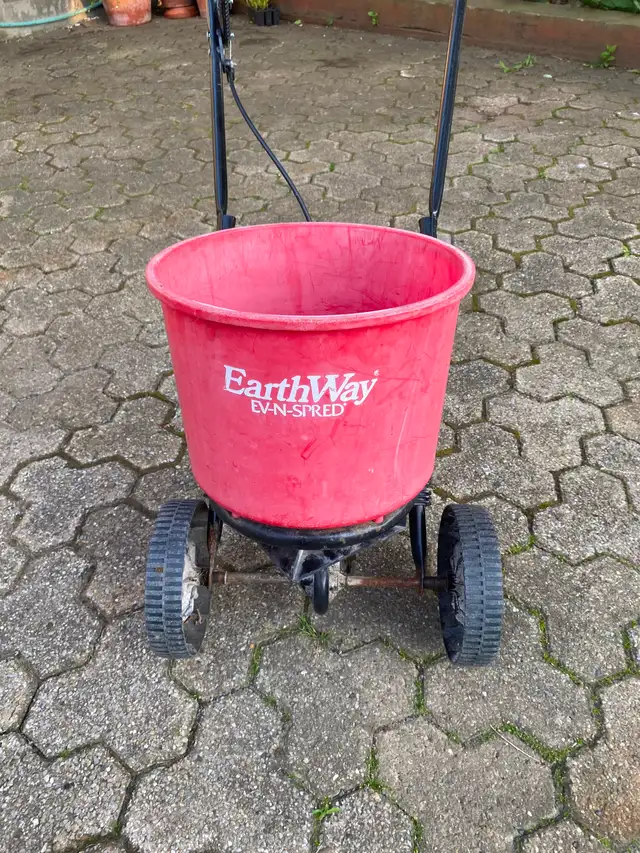 Earthway Seed Spreader in Outdoor Tools & Storage in Longueuil / South Shore - Image 2
