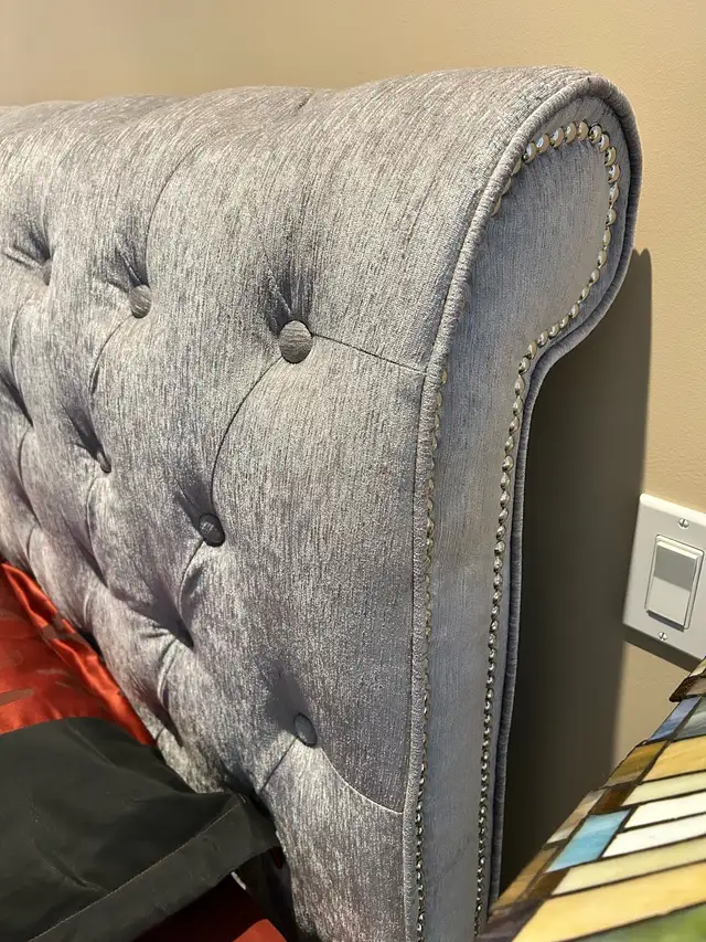 Elegant Light Grey Queen platform bed in mint condition in Beds & Mattresses in Parksville / Qualicum Beach - Image 3