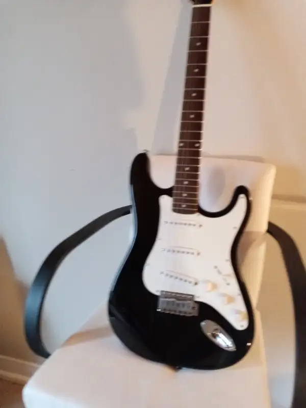 SILVERSTONE BLACK\WHITE ELECTRIC GUITAR in Guitars in City of Halifax - Image 3