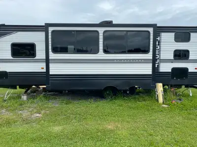 2022 Hideout Excellent condition Warrenty good till April 2029