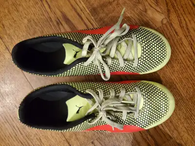 Boy soccer shoes size 5 US, View more