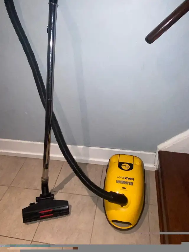 Eureka Maxima Model 972,B Vacuum Cleaner473663640511467522