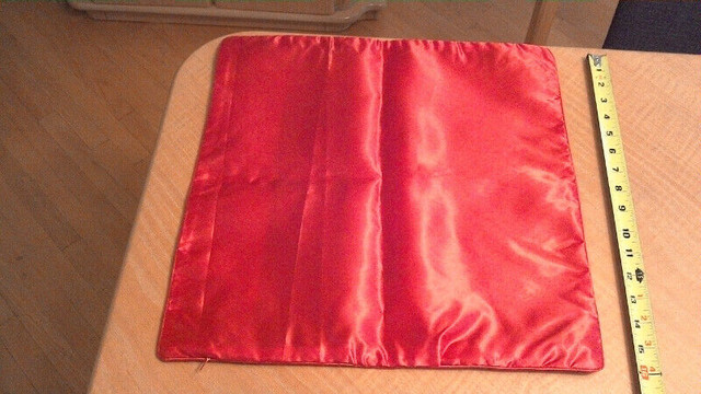 Housse  de coussin rouge en satin avec dessin de dragon (300821- dans Autre  à Laval/Rive Nord - Image 2