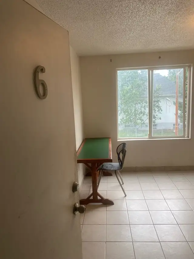 16Av CenterSt studio private bathroom imm poss