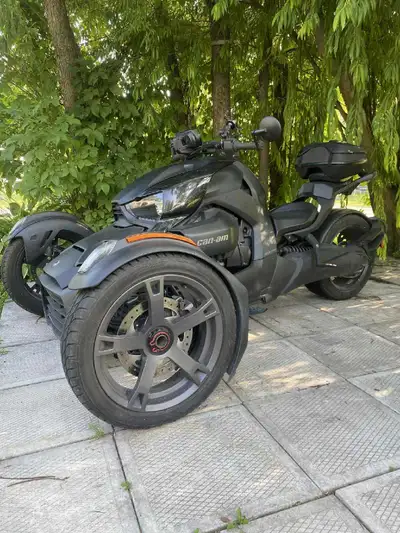 Superbe condition, viens avec la housse de protection imperméable. Siège passager intégré, très bon...