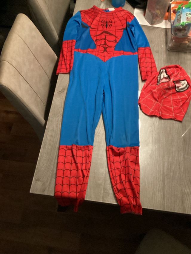Costume Spiderman  7 a 10 ans à donner  dans Costumes  à Laval/Rive Nord