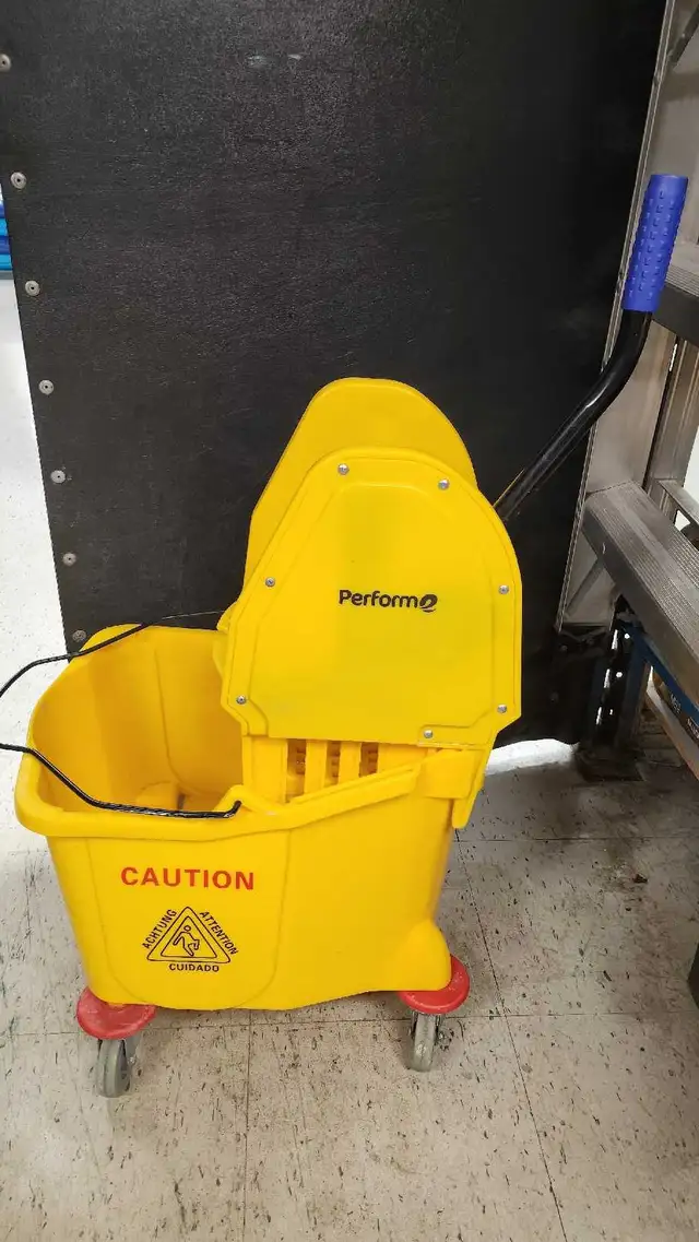 Mop bucket with wringer64519993320195121