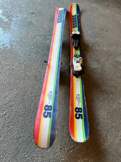 K2 Shreditor 85 139cm. Skis have been mounted twice and come with adjustable Marker 7.0 bindings. An...