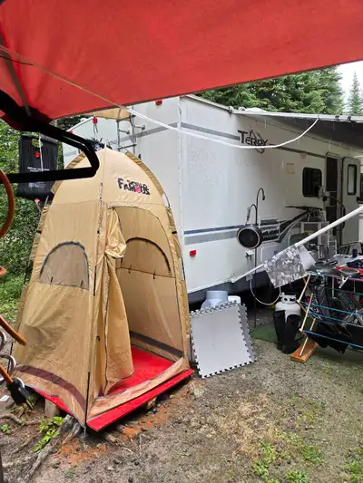 27ft Terry Quantum 14ft slide out New batteries x2 Solar panels x2 100watts