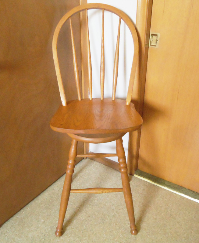 WOODEN SWIVEL COUNTER / BAR STOOL WITH LATHE TURNED LEGS Chairs