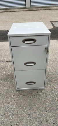 Metal locking filing cabinet 