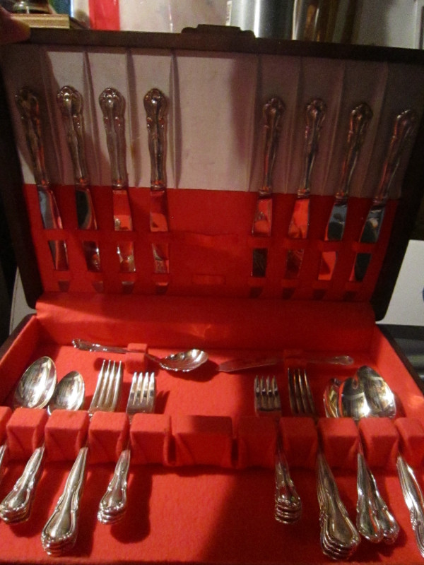 CHATELAINE silverware set, Service for 8 in Arts & Collectibles in Thompson - Image 2