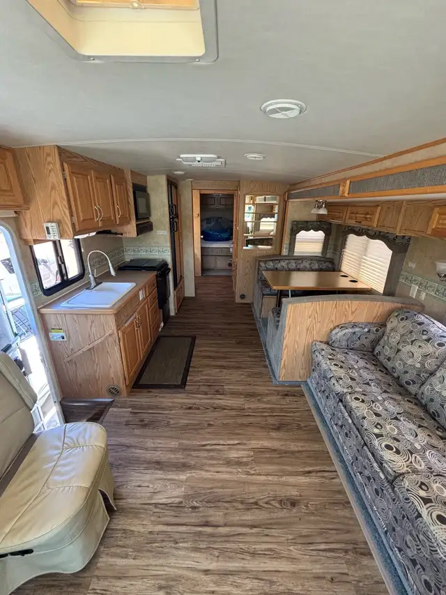 Embassy Motorhome 2006 in RVs & Motorhomes in Regina - Image 5