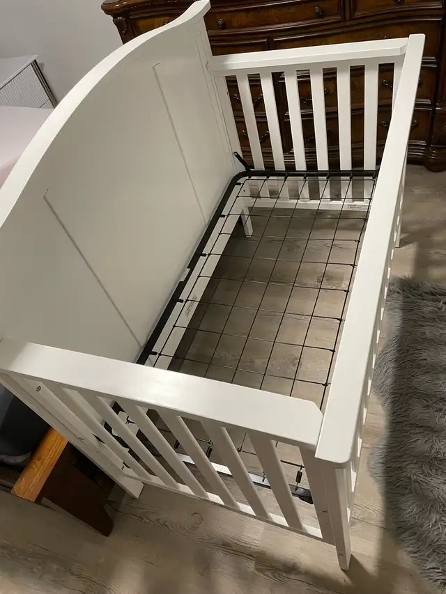 Crib, Mattress and Matching Change Table in Cribs in Mississauga / Peel Region - Image 4