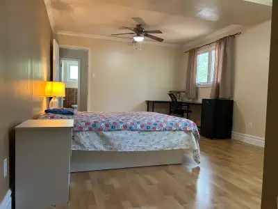 Grande chambre avec toilette privée dans secteur paisible. 15 minutes du centre-ville Gatineau/Ottaw...