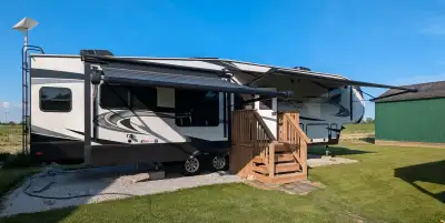 Excellent Condition - Equipped with Solar that runs the Side By Side Fridge/Freezer, Awnings, Slides...