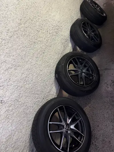 OEM toyota tires from Prius 2022. Tread 6-7/32 good for at least 3-4 seasons. Bolts pattern 5X100mm...