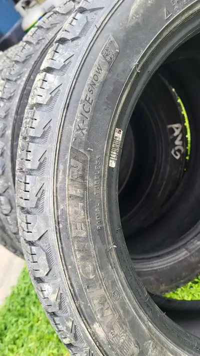 Bonjour,Je vends un ensemble de 4 pneus d'hiver haut de gamme Michelin X-Ice Snow, de dimension 205/...