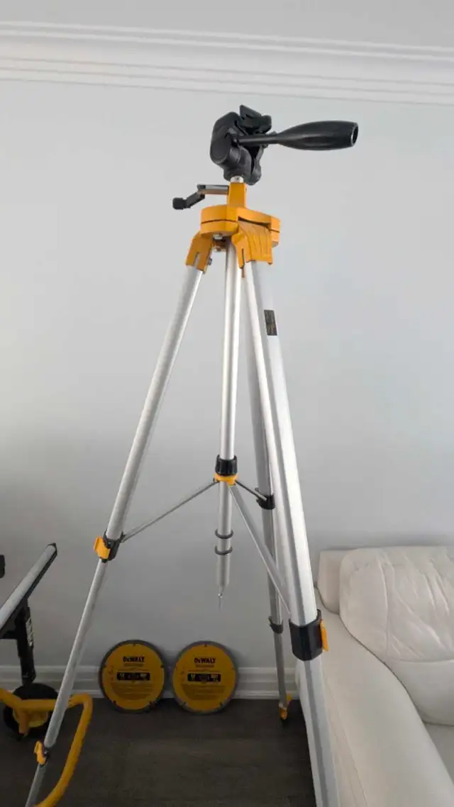 DeWalt elevated tripod in Ladders & Scaffolding in Oakville / Halton Region - Image 2