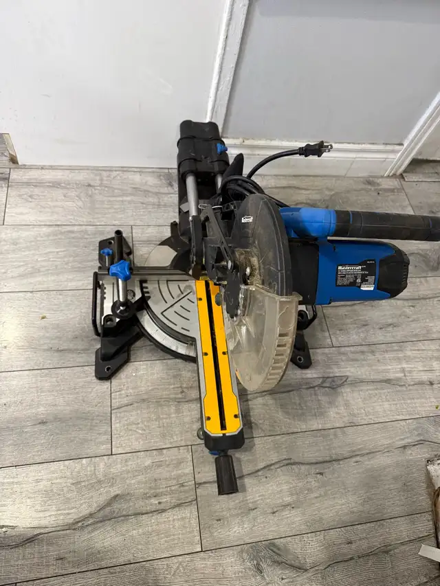 Mastercraft 15 Amp Single-Bevel Sliding Compound Mitre Saw  in Power Tools in Oshawa / Durham Region - Image 5