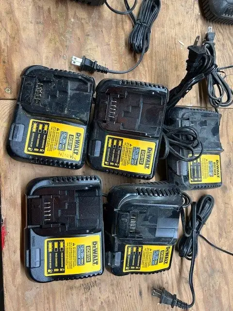 Dewalt battery charger in Power Tools in Brantford - Image 5
