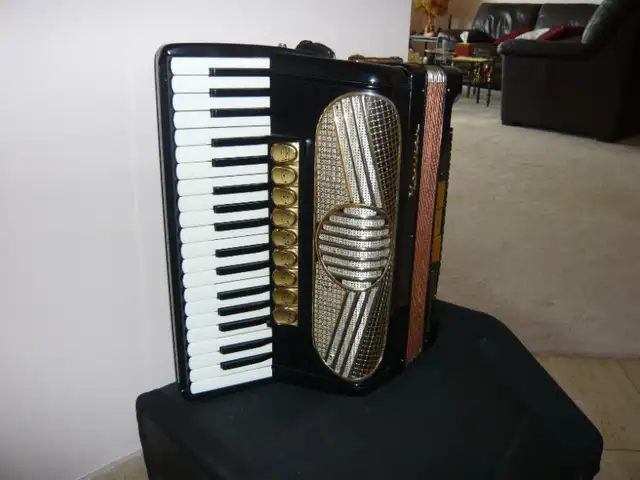 MAGNIFIQUE ACCORDÉON PIANO HOHNER in Pianos & Keyboards in City of Montréal - Image 4