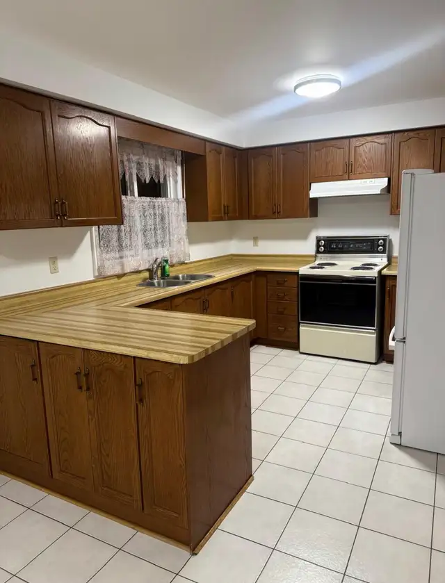 ROOMS FOR RENT - ETOBICOKE  in Room Rentals & Roommates in Mississauga / Peel Region - Image 4