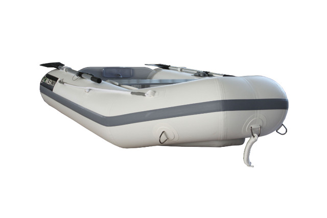 Light 7.5-foot inflatable boat. Only 31 lbs. in Canoes, Kayaks & Paddles in Tricities/Pitt/Maple - Image 3