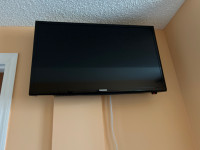 Samsung TV 28” with wall mount 