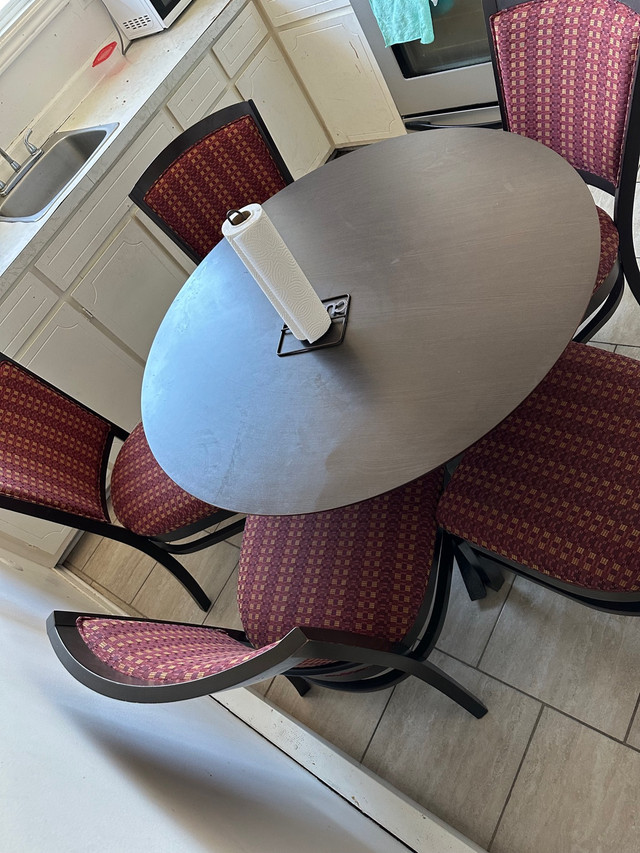 Table à manger avec 5 chaises immédiatement disponible  in Dining Tables & Sets in Gatineau
