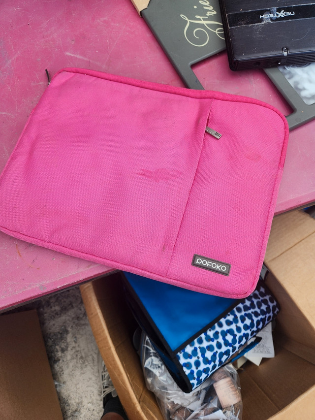 Laptop case pink in Laptop Accessories in Belleville