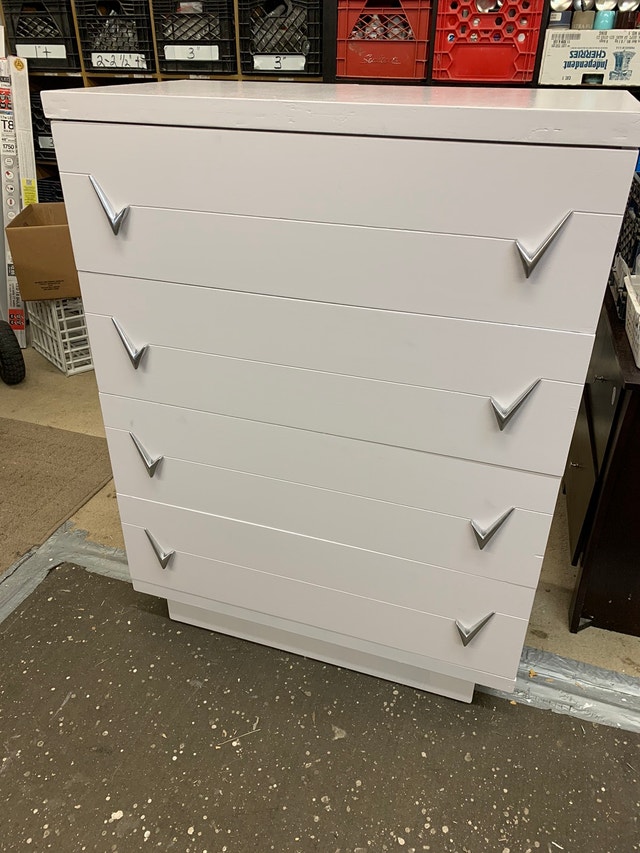 LARGE WHITE 4 DRAWER SOLID WOOD UPRIGHT DRESSER Dressers & Wardrobes