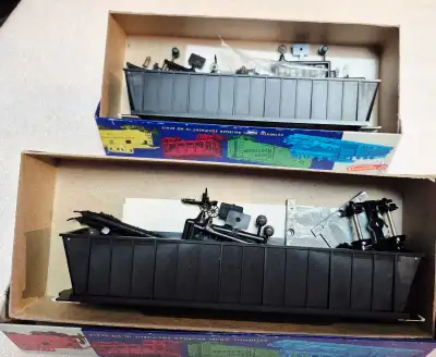 2 MDC ROUNDHOUSE HO BATHTUB GONDOLAS MODIFIED UNDECORATED ITEM IS IN NEW CONDITION WITH END PLATFORM...