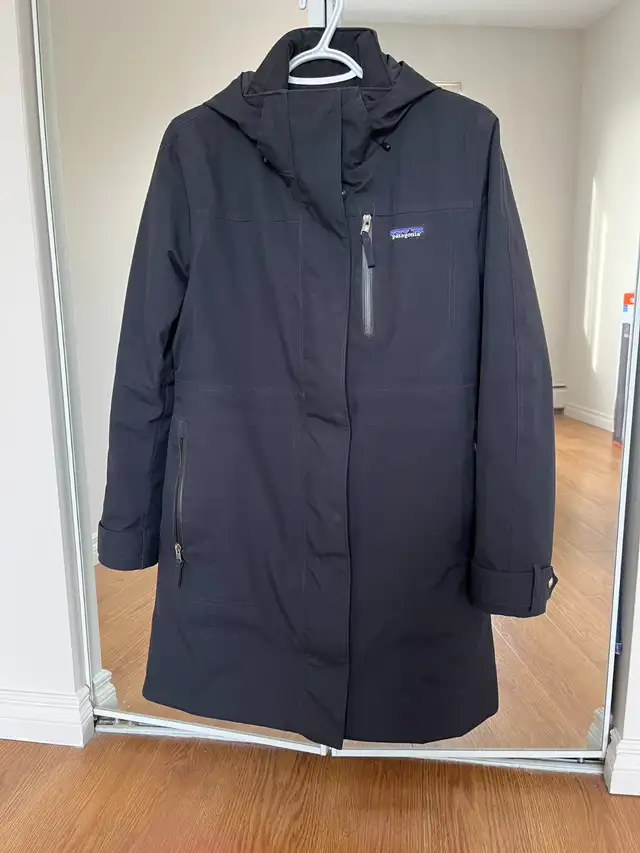 Patagonia Coat Jacket Parka for Women in Women's - Tops & Outerwear in Edmonton - Image 2
