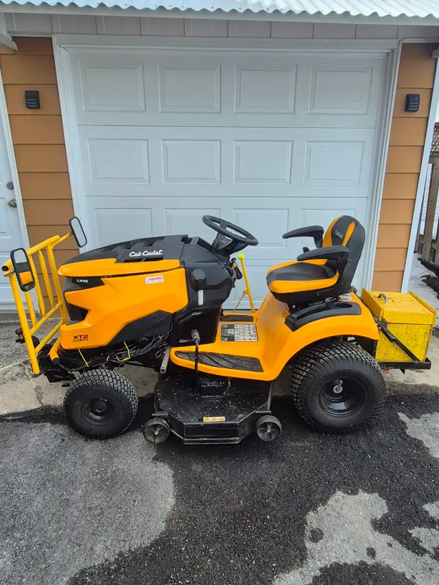 Tracteur Cub Cadet LX46 2022 à gazon avec souffleuse in Lawnmowers & Leaf Blowers in Québec City - Image 3