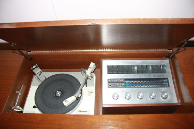 Antique Clairtone Cabinet - Turntable and Stereo in TV Tables & Entertainment Units in Oakville / Halton Region - Image 2