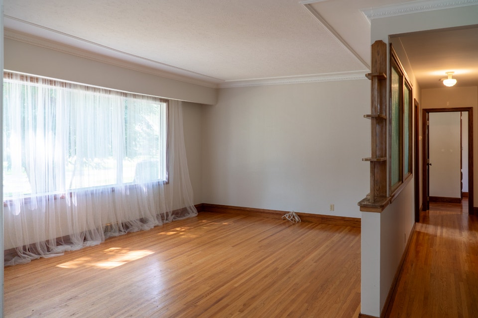 CHARACTER BUNGALOW/ 3 BED / 2 FULL BATH / DETACHED GARAGE 4
