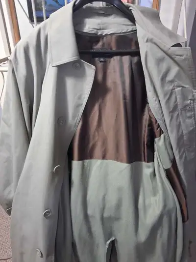 Men's celery color trench coat New Size 40 Bought at moors The lining zipps out