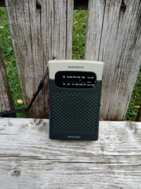 Vintage Radio Shack Handheld AM/FM Radio, Batteries Incl
