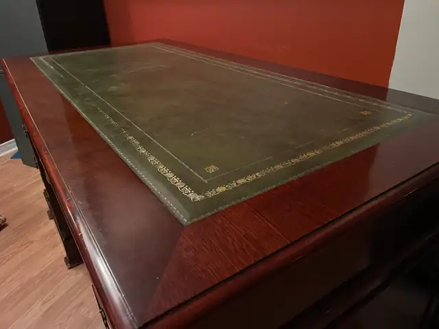 Solid wood with leather office desk in Desks in City of Toronto - Image 3