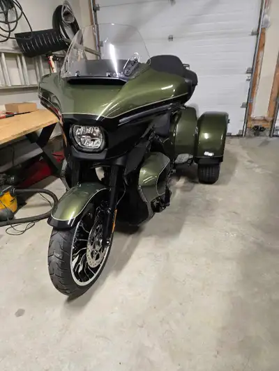Experience the open road in style with this exceptional Harley-Davidson Tri Glide Limited featuring...