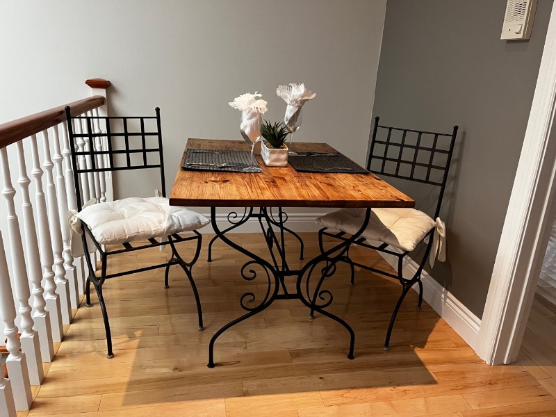 Unique! Superbe table en fer et bois massif et 2 chaises