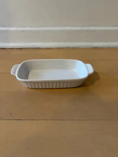 Like new and size is 8” handle to handle, 4” in depth and height is 1.5”.