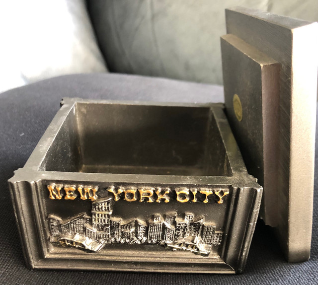 Pre 9/11 New-York City jewelry souvenir box memorabilia. in Arts & Collectibles in Hamilton - Image 3