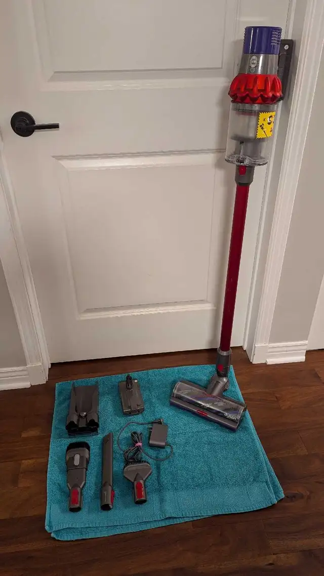 Dyson V10 Vacuum Cleaner (delivery included)