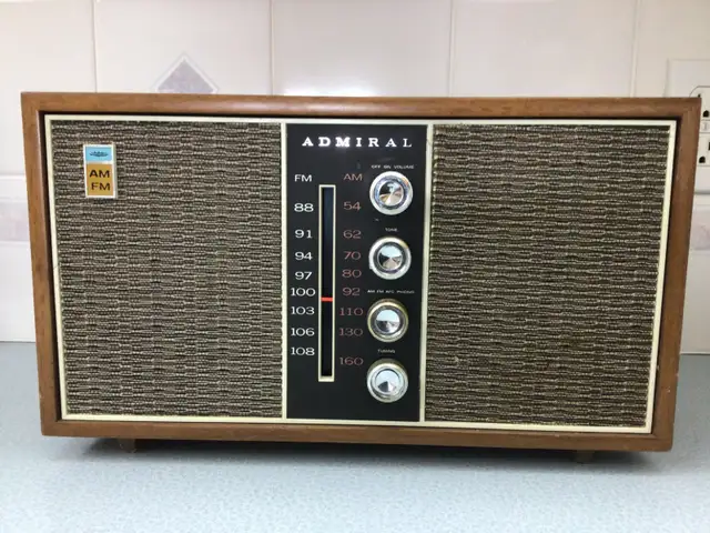 Admiral AM - FM Tube Radio in Stereo Systems & Home Theatre in Lethbridge - Image 2
