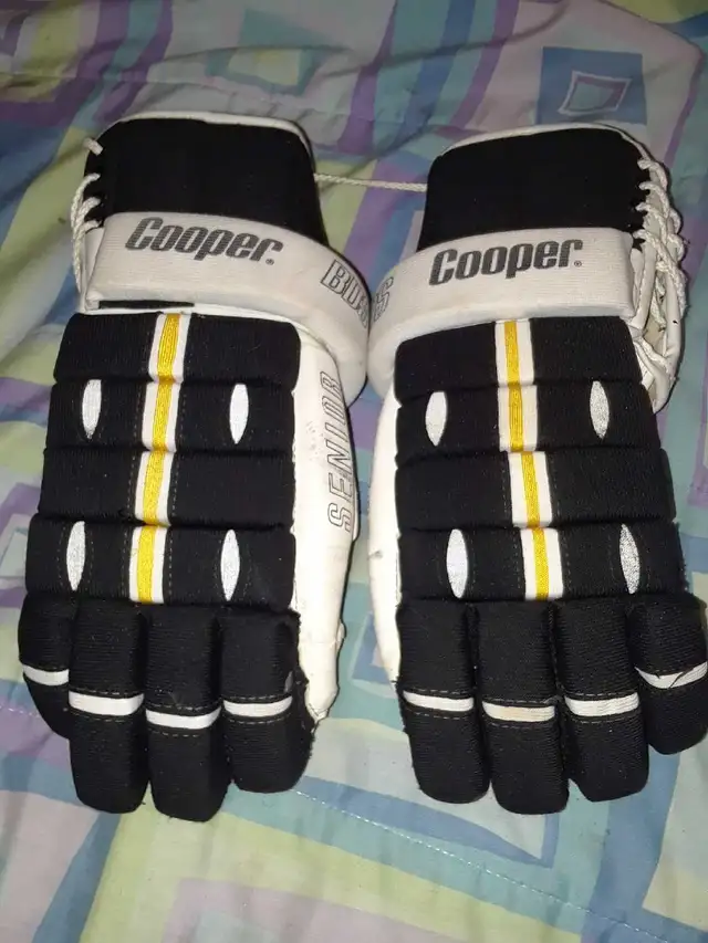 Hockey equipment in Hockey in Kingston - Image 6