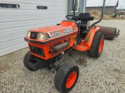KUBOTA B1750 mid-size frame compact tractor with 20hp 3 cyl Diesel, 4wd, Power Steering, Hydrostatic...