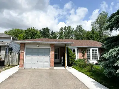 Newly Renovated 3-Bedroom Upper Unit – Greenbelt Setting